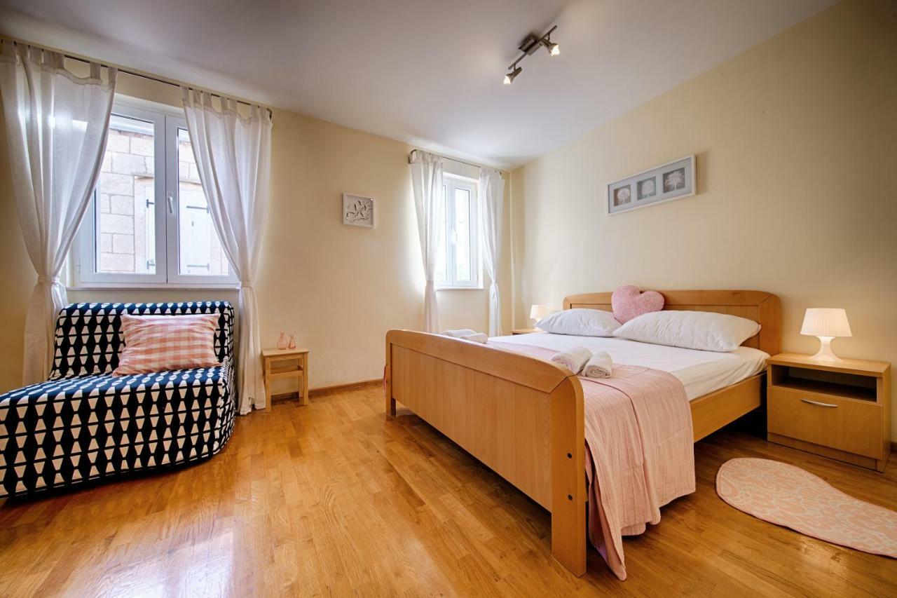 Apartments Marinkovic Комижа Екстер'єр фото