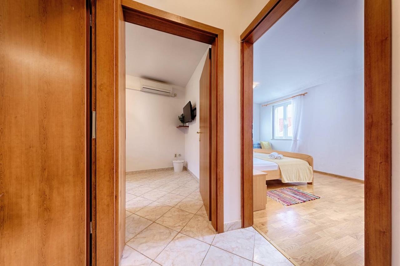 Apartments Marinkovic Комижа Екстер'єр фото